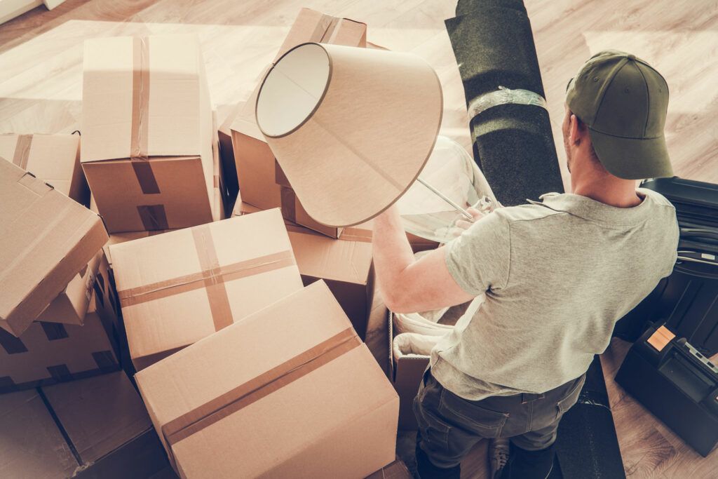 Hombre recogiendo cosas en un divorcio